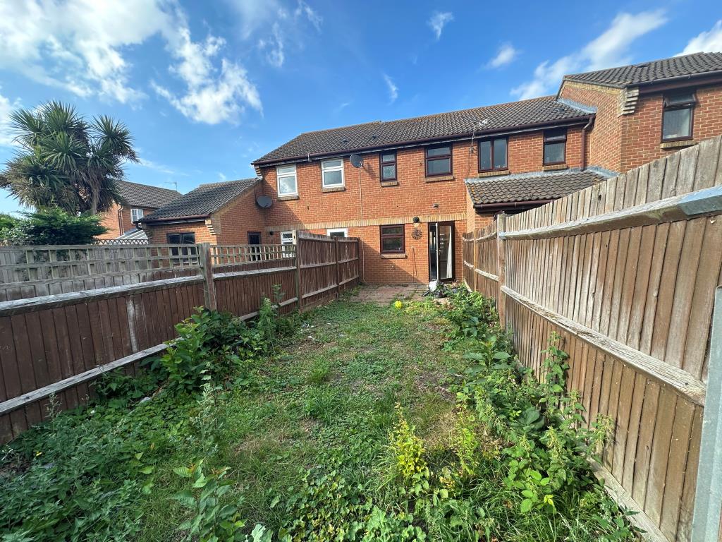 Lot: 24 - HOUSE FOR IMPROVEMENT - Garden to rear